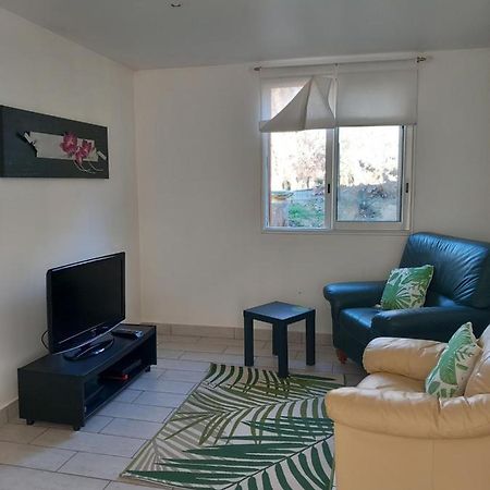 Petit Chalet En Bois Reynes Экстерьер фото