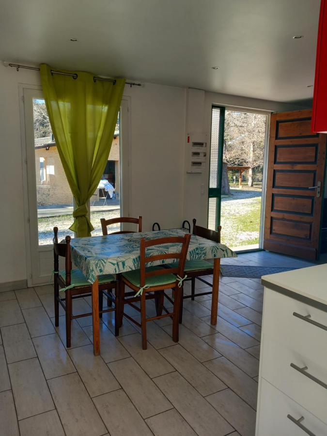 Petit Chalet En Bois Reynes Экстерьер фото